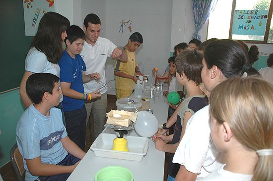 Alumnos y profesores participaron en la I Semana de Fsica Divertida organizada por el colegio Reina Sofa, Foto 2