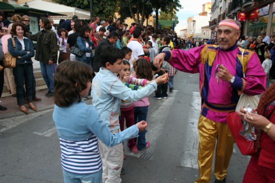 El pueblo se lanz a la calle en el desfile de los Sardineros que llen de alegra y msica las calles de Totana, Foto 3
