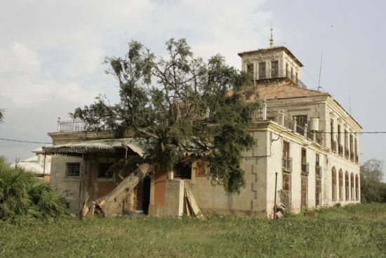 Los fuertes vientos de mediados de la semana pasada causaron daos en viviendas, arbolado y centros educativos, Foto 1