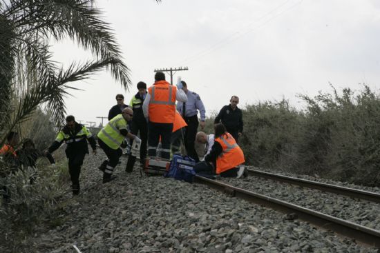 Una mujer resulta herida al ser arrollada por un tren de cercanas a un kilmetro de la estacin de Totana, Foto 2