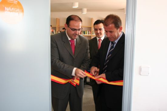 El consejero de Industria inaugura el nuevo Telecentro de la pedana del Paretn-Cantareros, Foto 1