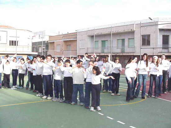 Escolares totaneros conmemoraron el Día Internacional de la No Violencia y la Paz, Foto 2