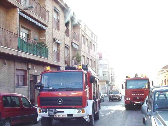 Un incendio causa importantes daos en una vivienda de ecuatorianos de la calle Santa Brbara, Foto 2