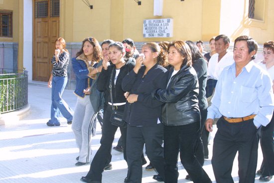 Cerca de doscientas personas dieron el ltimo adis a la joven ecuatoriana que apareci muerta en su casa, Foto 2