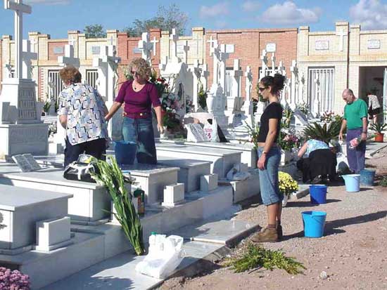 Los totaneros recordaron con miles de flores a sus difuntos, Foto 2