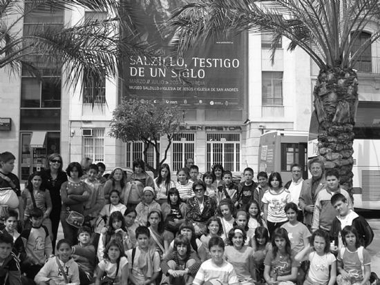 Alumnos del colegio Santa Eulalia de Totana se desplazaron a Murcia para visitar la exposicin sobre Francisco Salzillo, Foto 1