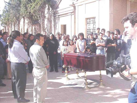 Cerca de doscientas personas dieron el ltimo adis a la joven ecuatoriana que apareci muerta en su casa, Foto 3