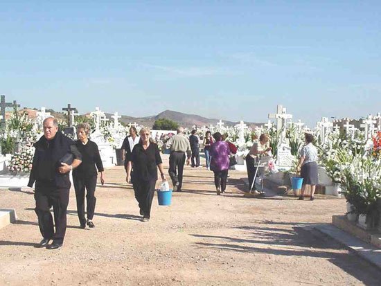 Los totaneros recordaron con miles de flores a sus difuntos, Foto 3