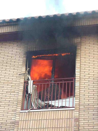 Un incendio causa importantes daos en una vivienda de ecuatorianos de la calle Santa Brbara, Foto 3