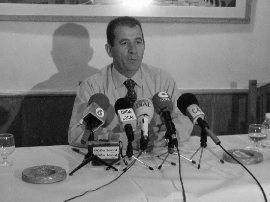 El primer edil, Juan Morales, hace repaso del ao 2004, Foto 1