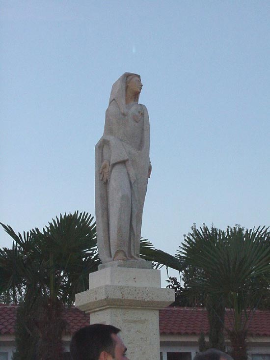 Tras la misa de minas, en el cementerio  se inaugur el monumento que la Parroquia de las Tres Avemaras ha donado, Foto 1