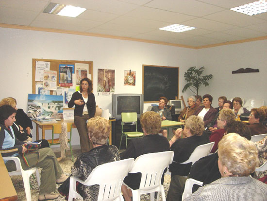 Finaliza el taller de prevencin de violencia familiar llevado a cabo en la Asociacin de Amas de Casa, Consumidores y Usuarios de Totana, Foto 2