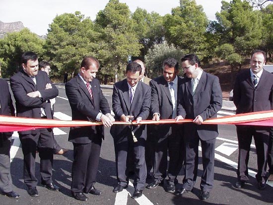 El consejero de Obras Pblicas inaugura la nueva rotonda construida en la carretera de La Santa, Foto 1