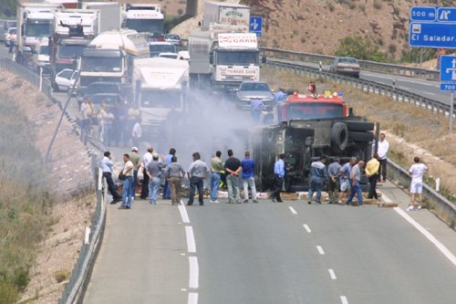 Un camión vuelca en la autovía a la altura de Totana y se incendia, Foto 1