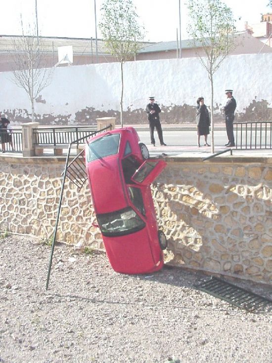 Un turismo cay al cauce de la rambla de La Santa tras colisionar con otro vehculo en pleno casco urbano, Foto 1