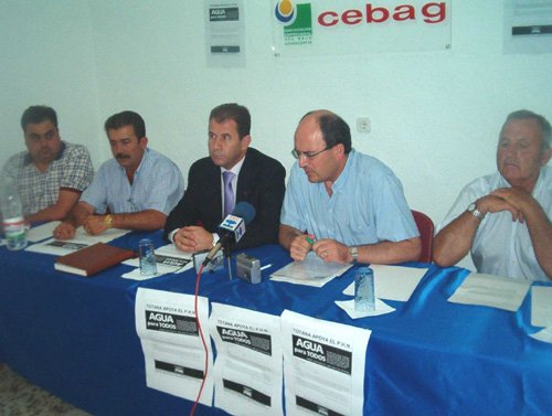 Consistorio y CEBAG impulsan en Totana la campaña de recogida de firmas a favor del Plan Hidrológico Nacional, Foto 1