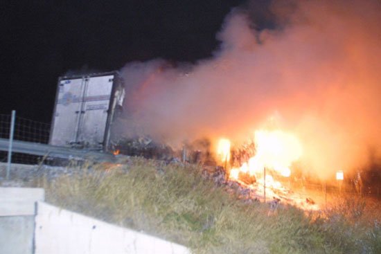 Un camin se incendi en la autova a la altura de Totana el pasado lunes por la noche, Foto 2