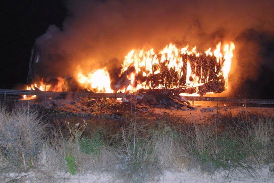Un camin se incendi en la autova a la altura de Totana el pasado lunes por la noche, Foto 3