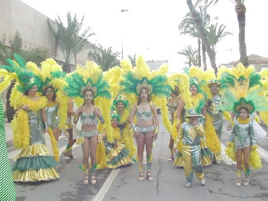 El desfile del Carnaval de adultos llena de colorido las calles de Totana, Foto 2