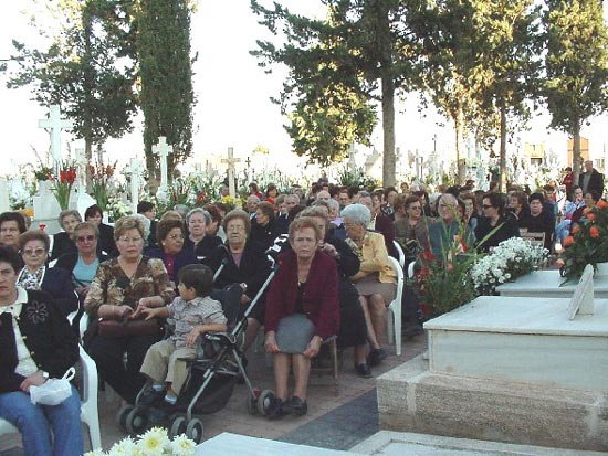 Numerosas personas asistieron a la misa de Ánimas, Foto 1