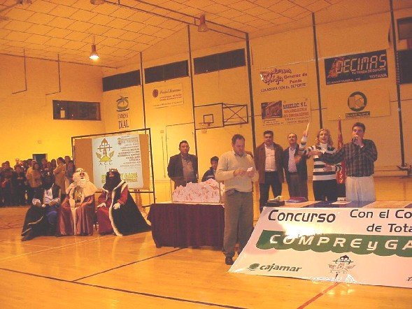 Alrededor de 1.500 personas asistieron al sorteo del Compre y Gane, Foto 1