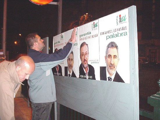 Afiliados y simpatizantes de PP, PSOE e IU abrieron la campaña electoral con la pegada de carteles , Foto 4
