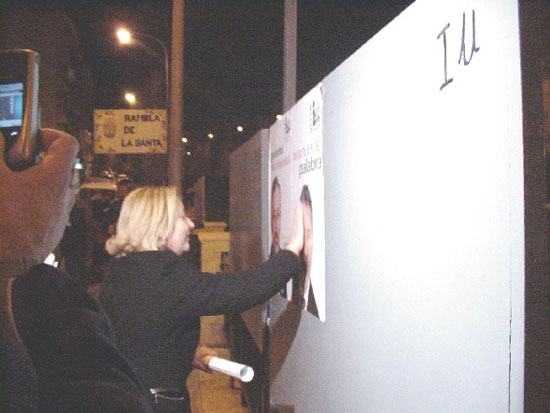 Afiliados y simpatizantes de PP, PSOE e IU abrieron la campaña electoral con la pegada de carteles , Foto 3