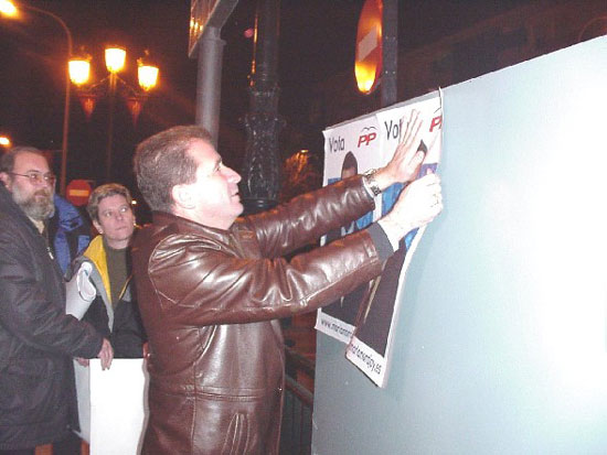 Afiliados y simpatizantes de PP, PSOE e IU abrieron la campaña electoral con la pegada de carteles , Foto 1
