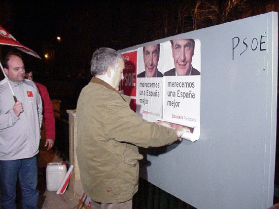 Afiliados y simpatizantes de PP, PSOE e IU abrieron la campaña electoral con la pegada de carteles , Foto 2