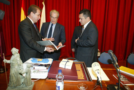 Se celebró el acto de entrega del Escudo de Oro de la Ciudad a título póstumo a Antonio Garrigues y Díaz-Cañabate, Foto 1