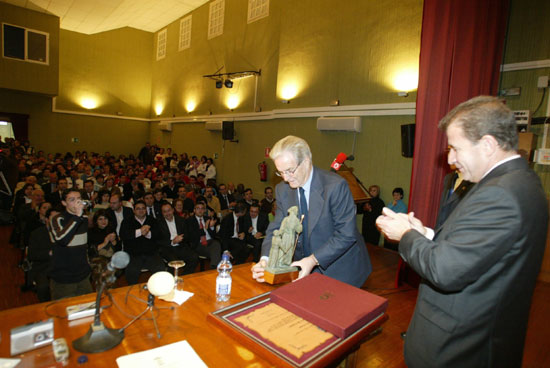 Se celebró el acto de entrega del Escudo de Oro de la Ciudad a título póstumo a Antonio Garrigues y Díaz-Cañabate, Foto 2