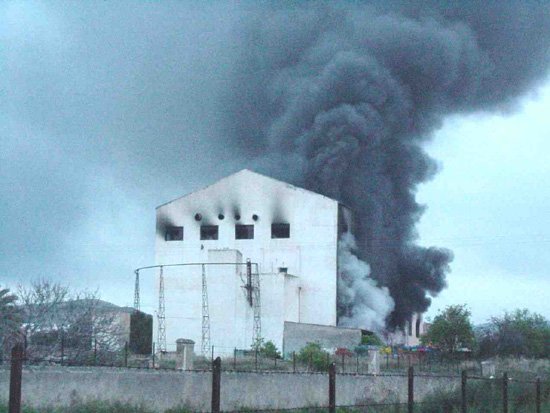 Se produjo un incendio en una nave que almacenaba envases de plástico en la avenida Juan Carlos I de la localidad, Foto 2