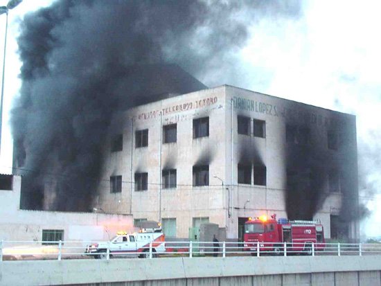 Se produjo un incendio en una nave que almacenaba envases de plstico en la avenida Juan Carlos I de la localidad, Foto 1