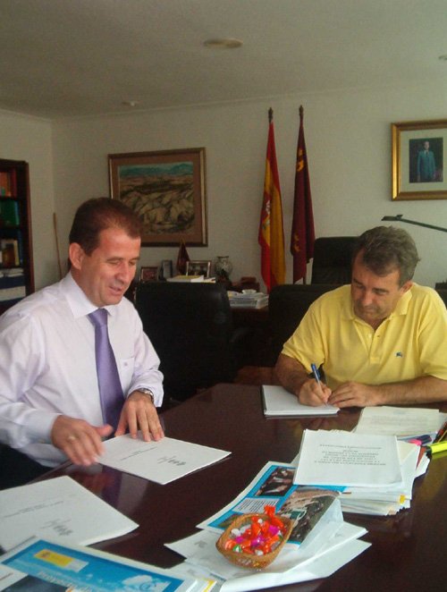 El alcalde insta al consejero de Agricultura al arreglo de los caminos pendientes en el término municipal, Foto 1