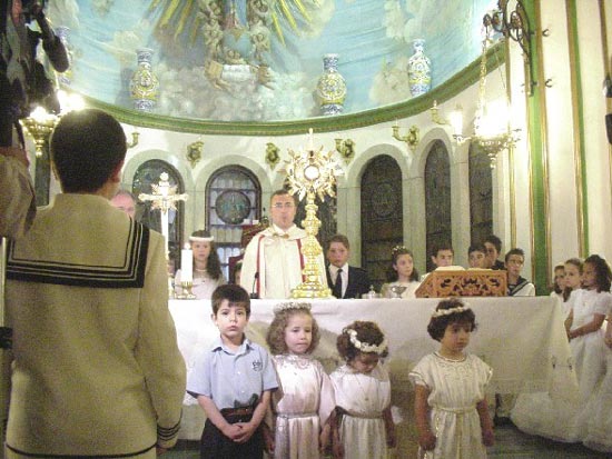Una atpica procesin del Lunes de los Frailes por el interior de la Parroquia de las Tres Avemaras, Foto 1