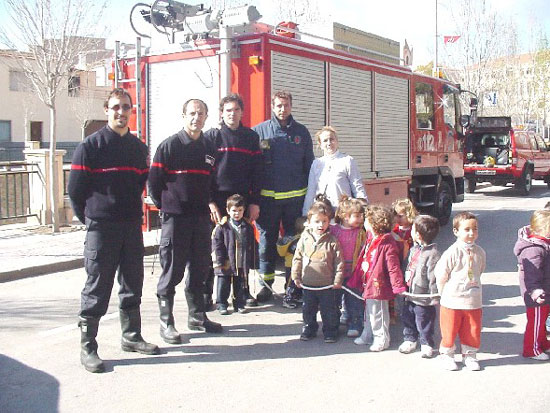 Los más pequeños se familiarizan con los efectivos de emergencia de la localidad, Foto 1