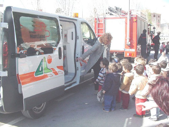 Los más pequeños se familiarizan con los efectivos de emergencia de la localidad, Foto 3