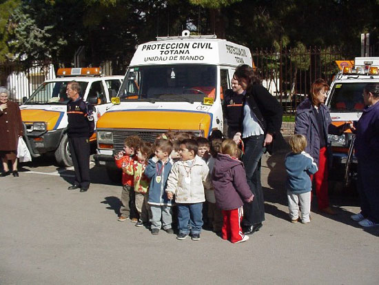 Los más pequeños se familiarizan con los efectivos de emergencia de la localidad, Foto 2