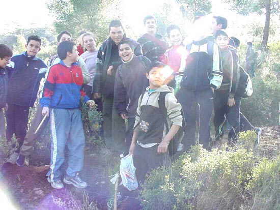 Alumnos de 1 de ESO de los institutos Juan de la Cierva y Prado Mayor plantan pinos en La Santa, Foto 3