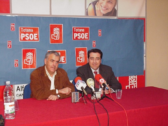 El secretario regional del PSOE y candidato al Senado, Francisco Abellán, visita Totana, Foto 1