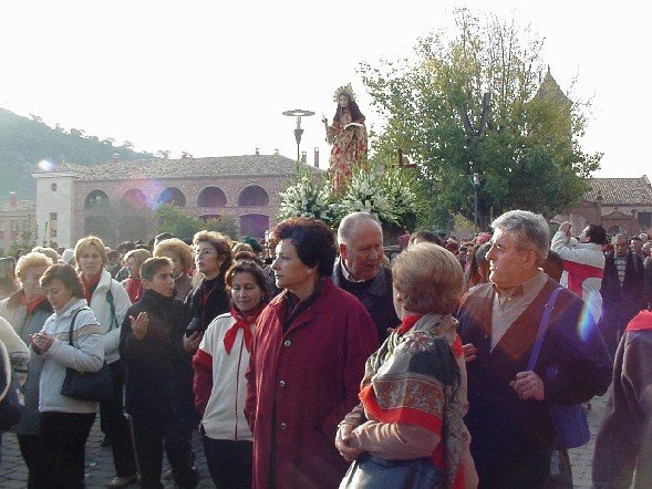 Santa Eulalia de Mrida bajo de su Santuario arropada por el calor de ms de 8.000 personas, Foto 1