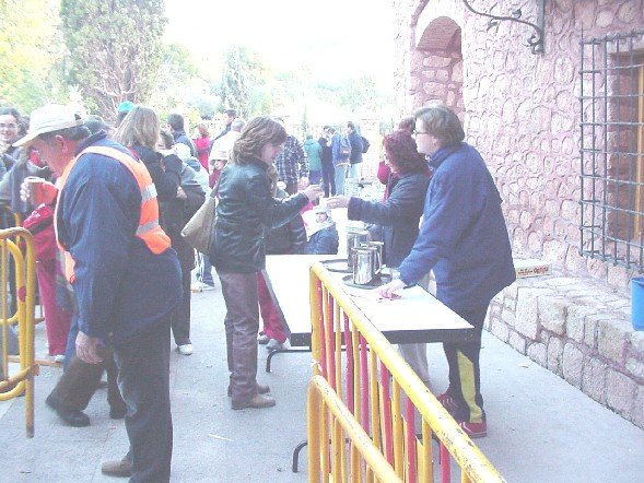 Santa Eulalia de Mrida bajo de su Santuario arropada por el calor de ms de 8.000 personas, Foto 4