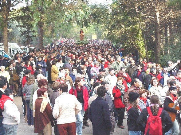 Santa Eulalia de Mrida bajo de su Santuario arropada por el calor de ms de 8.000 personas, Foto 5