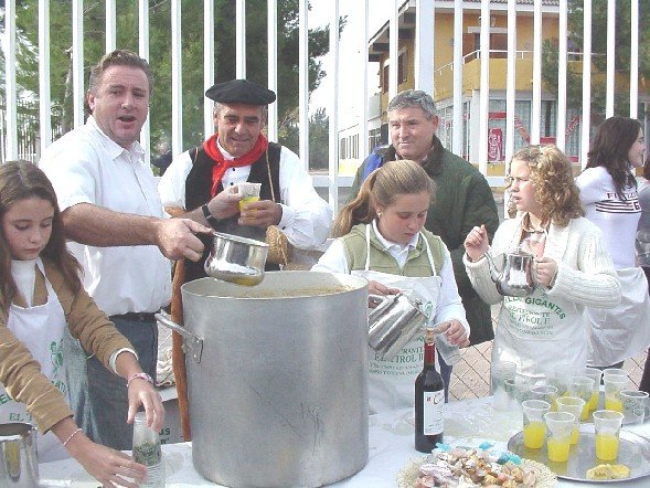 Santa Eulalia de Mrida bajo de su Santuario arropada por el calor de ms de 8.000 personas, Foto 9