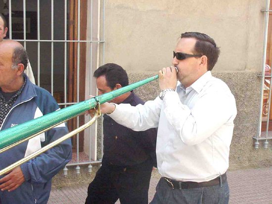 Expectacin en el traslado de los tronos a la Parroquia de Santiago en la maana de Jueves Santo, Foto 1