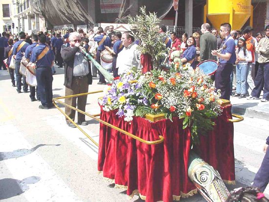 Expectacin en el traslado de los tronos a la Parroquia de Santiago en la maana de Jueves Santo, Foto 2