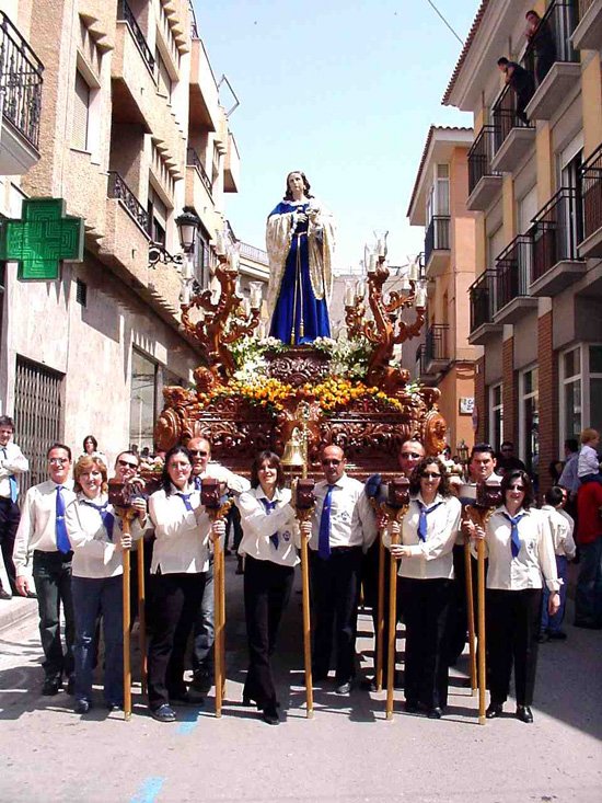 Expectacin en el traslado de los tronos a la Parroquia de Santiago en la maana de Jueves Santo, Foto 4