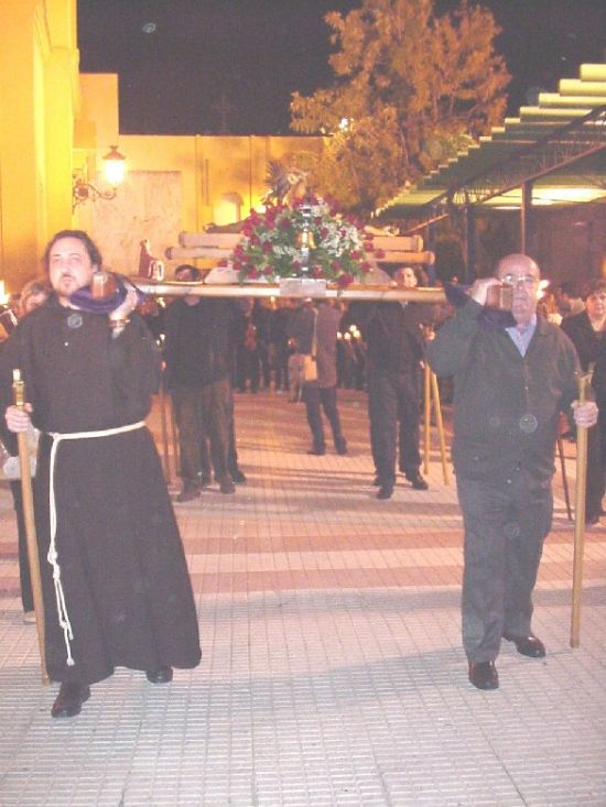 Numerosos fieles acompaaron con cirios la procesin de Lunes Santo, Foto 3