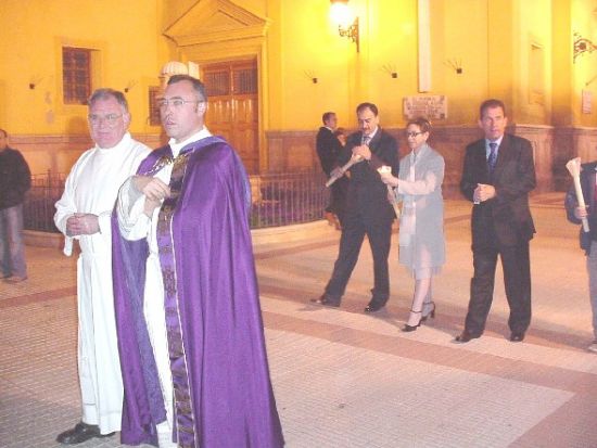 Numerosos fieles acompaaron con cirios la procesin de Lunes Santo, Foto 6