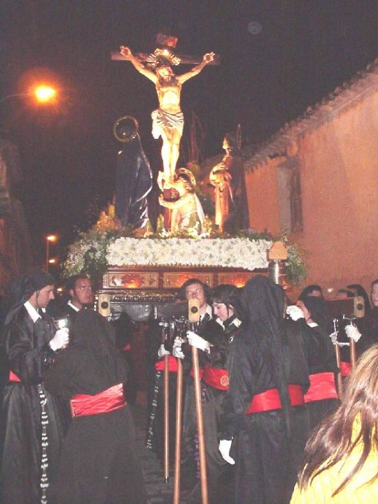 La lluvia oblig a suspender la procesin de Viernes Santo por la maana, aunque la del Santo Entierro s se celebr, Foto 1